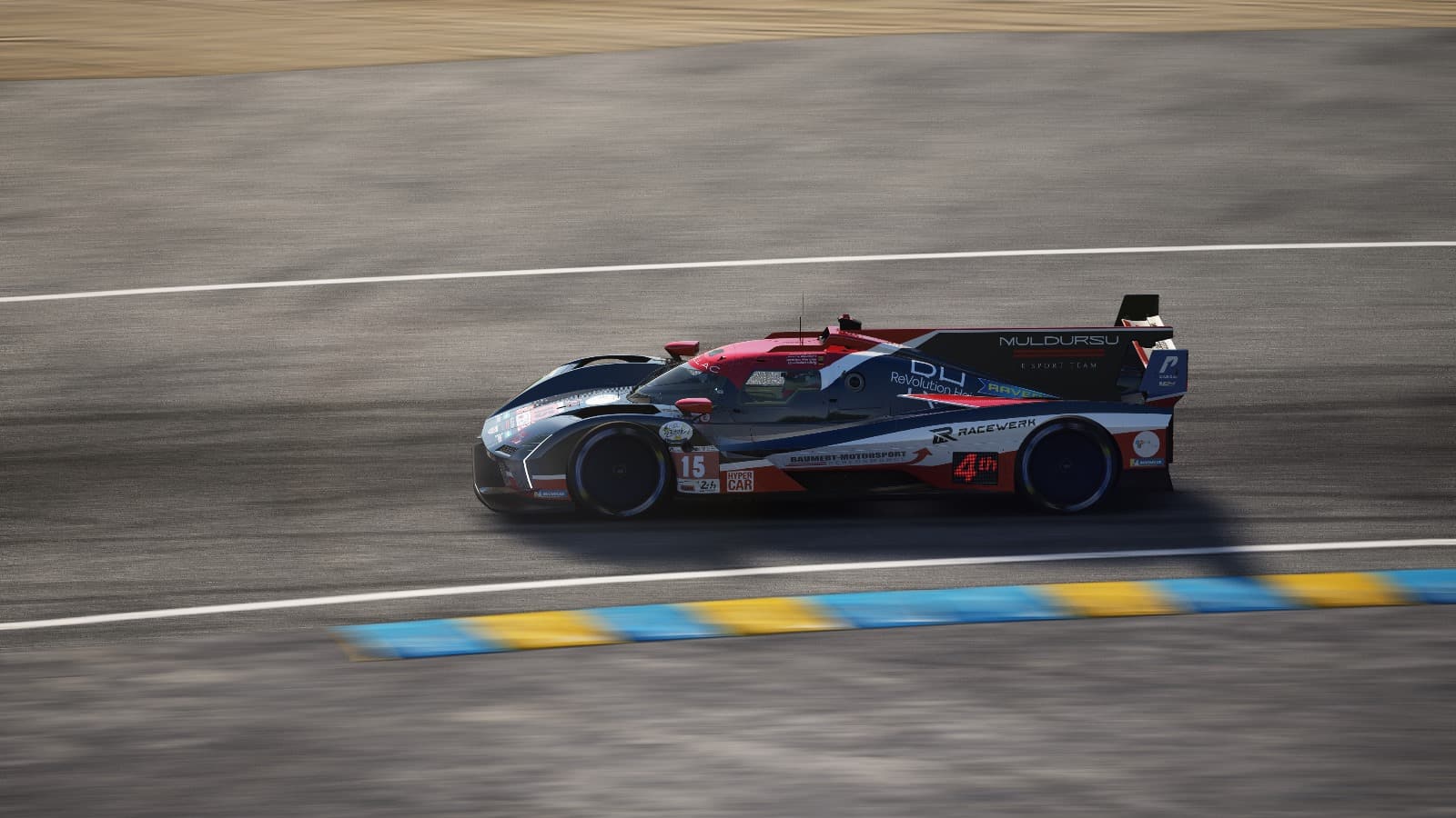 Hypercar des Müldürsu eSport Team in voller Fahrt in Le Mans